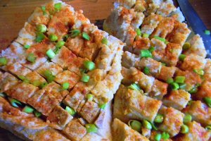 Slanina popricata cu usturoi verde