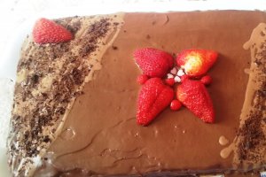 Desert tort cu mousse de ciocolata si zmeura