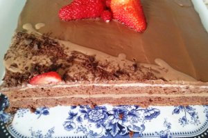 Desert tort cu mousse de ciocolata si zmeura