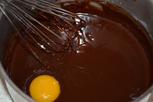 Desert negresa cu caise, rubarba si mascarpone
