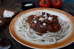 Spaghete cu sos de rosii si carne de vita