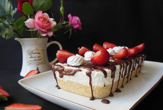 Desert cheesecake cu branza de vaci si capsuni