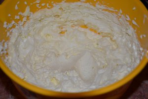 Desert tort cu capsuni, mascarpone si ciocolata