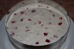 Desert tort cu capsuni, mascarpone si ciocolata