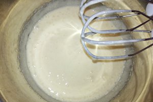 Desert prajitura rasturnata cu banane si caramel