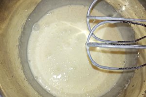 Desert prajitura rasturnata cu banane si caramel