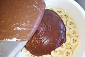 Desert prajitura rasturnata cu banane si caramel