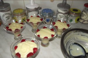 Desert la cupa cu capsuni