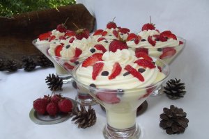 Desert la cupa cu capsuni