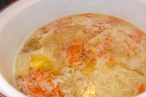 Reteta rapida si delicioasa de supa cu legume si taitei fini de casa