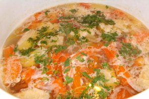 Reteta rapida si delicioasa de supa cu legume si taitei fini de casa