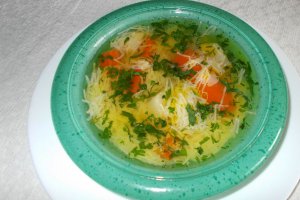Reteta rapida si delicioasa de supa cu legume si taitei fini de casa