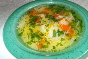 Reteta rapida si delicioasa de supa cu legume si taitei fini de casa