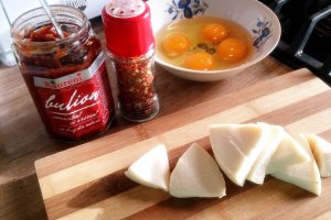 Aperitiv oua cu branza de burduf si bulion