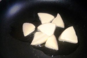 Aperitiv oua cu branza de burduf si bulion