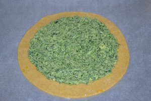 Aperitiv placinta floare cu spanac, mozzarella si crema de branza