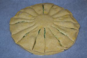 Aperitiv placinta floare cu spanac, mozzarella si crema de branza
