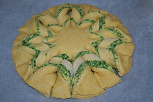 Aperitiv placinta floare cu spanac, mozzarella si crema de branza