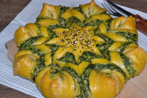 Aperitiv placinta floare cu spanac, mozzarella si crema de branza
