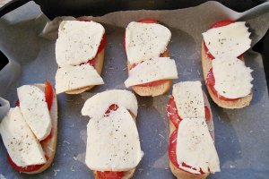 Aperitiv gustari caprese cu ou posat