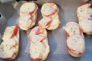 Aperitiv gustari caprese cu ou posat
