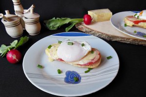 Aperitiv gustari caprese cu ou posat