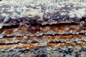 Desert napolitanele copilariei  (nuca, caramel si glazura de ciocolata)