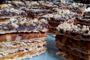 Desert napolitanele copilariei  (nuca, caramel si glazura de ciocolata)