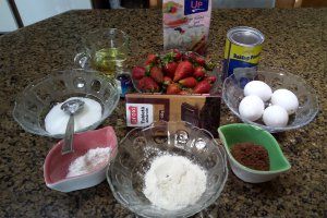 Desert prajitura cu ciocolata, crema si capsuni