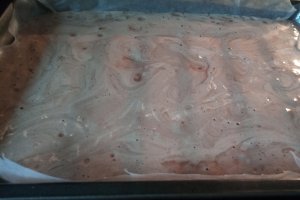 Desert prajitura cu ciocolata, crema si capsuni