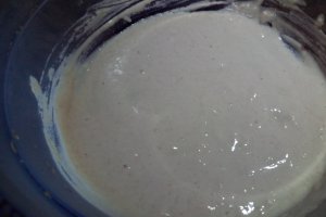 Desert prajitura cu ciocolata, crema si capsuni