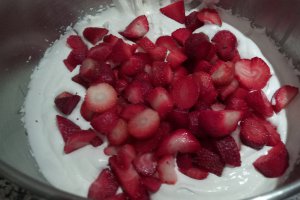 Desert prajitura cu ciocolata, crema si capsuni