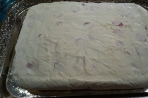 Desert prajitura cu ciocolata, crema si capsuni