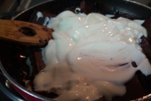Desert prajitura cu ciocolata, crema si capsuni
