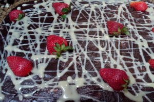 Desert prajitura cu ciocolata, crema si capsuni