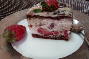 Desert prajitura cu ciocolata, crema si capsuni