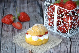 Desert choux a la creme cu capsuni