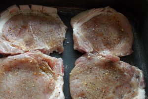Cotlet de porc la tava, cu cartofi natur