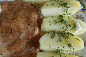Cotlet de porc la tava, cu cartofi natur