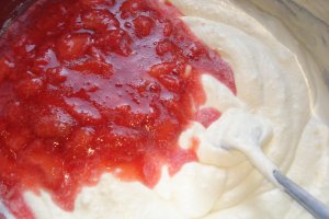 Desert tort cu capsuni si crema de vanilie