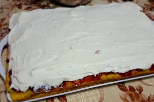 Desert tort cu crema de ciocolata, crema de mascarpone si jeleu de visine