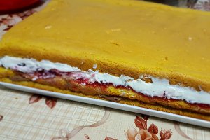 Desert tort cu crema de ciocolata, crema de mascarpone si jeleu de visine