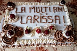 Desert tort cu crema de ciocolata, crema de mascarpone si jeleu de visine