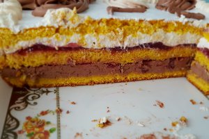 Desert tort cu crema de ciocolata, crema de mascarpone si jeleu de visine