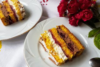 Desert tort cu crema de ciocolata, crema de mascarpone si jeleu de visine