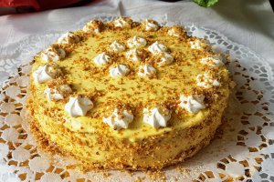 Desert tort cu blat de nuca si crema de vanilie cu mascarpone