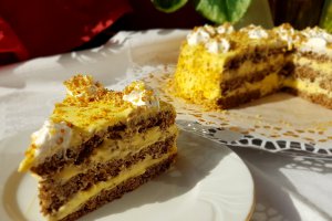 Desert tort cu blat de nuca si crema de vanilie cu mascarpone