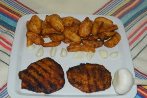 Cotlete de porc la gratar cu cartofi noi