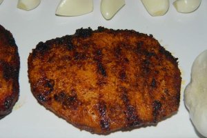 Cotlete de porc la gratar cu cartofi noi