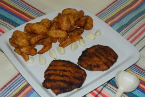 Cotlete de porc la gratar cu cartofi noi